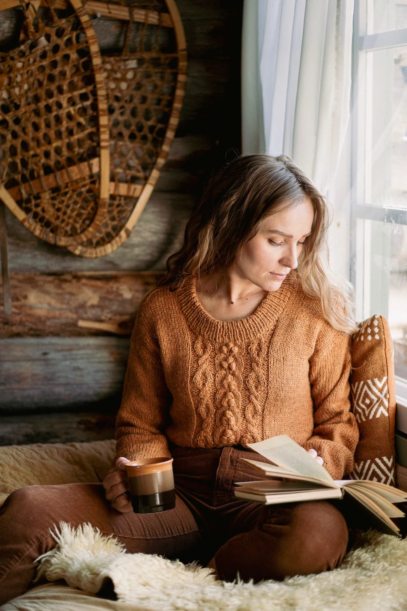 Kuvassa on Ronja Hakalehdon Kiertoteitä – 17 neuletta matkan varrelta -neulekirja (book).