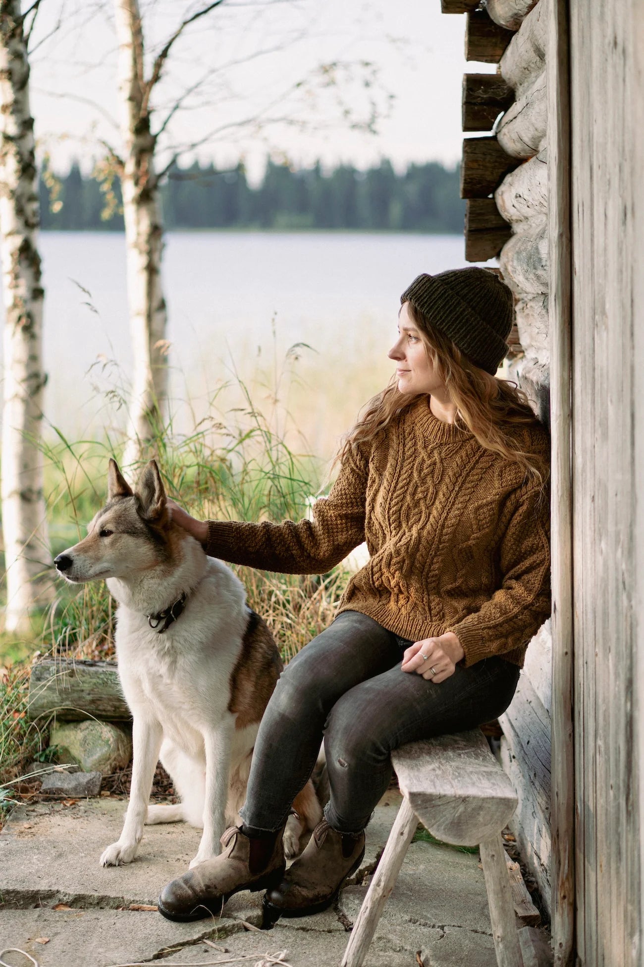 Kuvassa on Ronja Hakalehdon Kiertoteitä – 17 neuletta matkan varrelta -neulekirja (book).