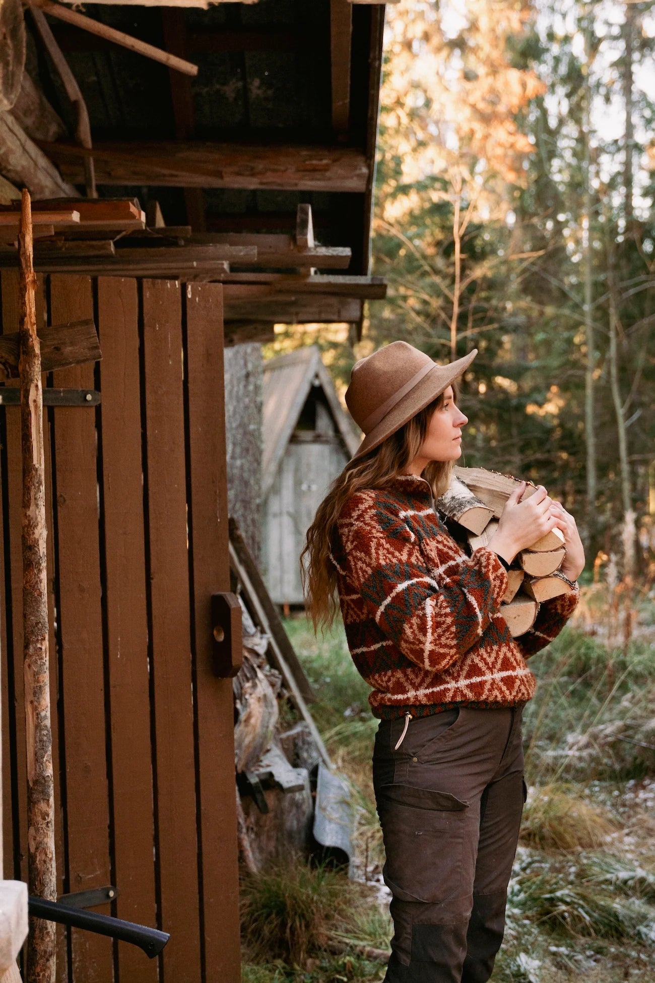 Kuvassa on Ronja Hakalehdon Kiertoteitä – 17 neuletta matkan varrelta -neulekirja (book).