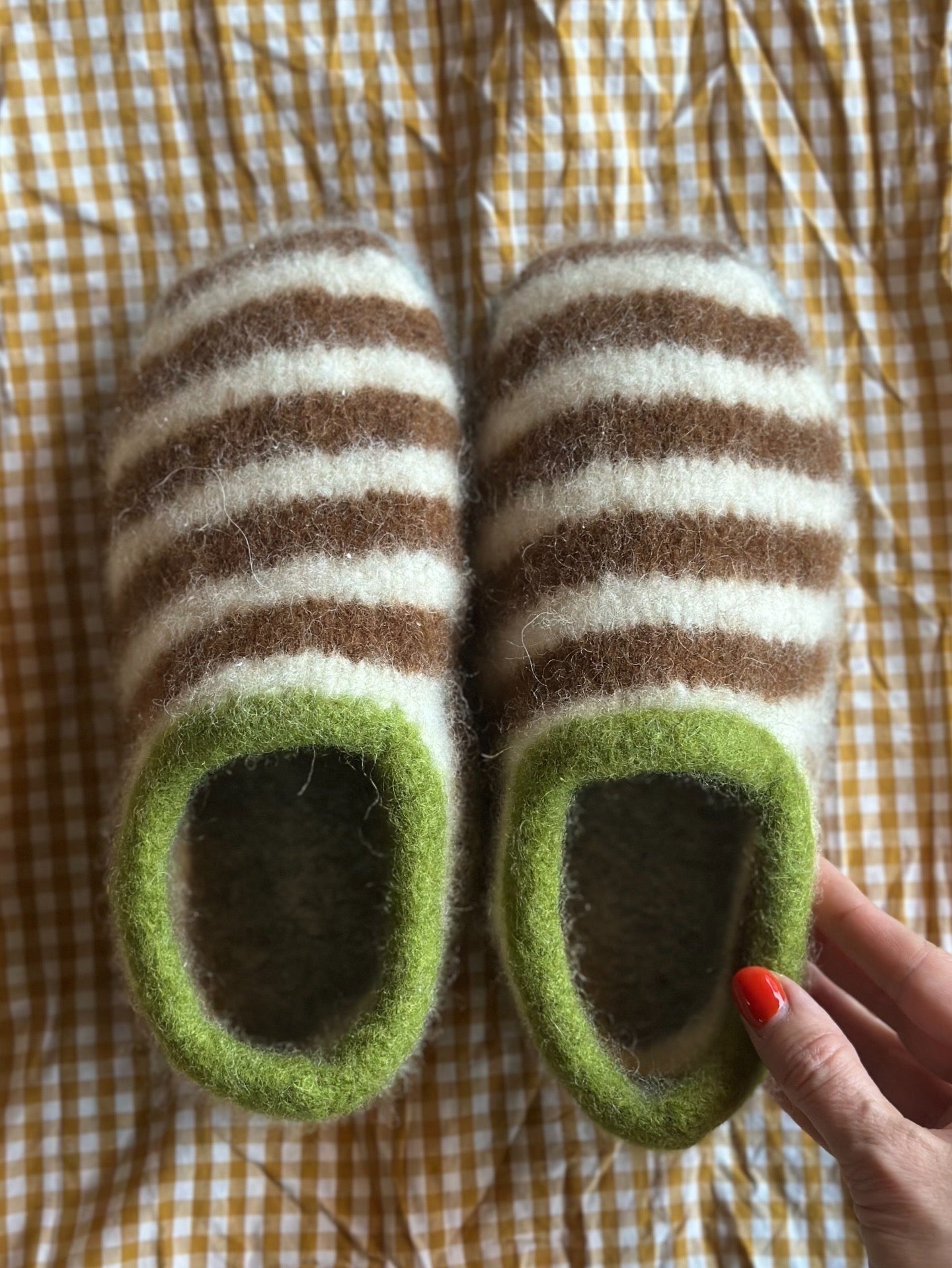 Kuvassa on huovutetut Sailor Slippers -tossut