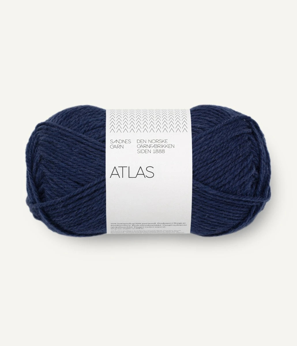 Kuvassa on Sandnes Garn Atlas -lanka (yarn) värissä Marine.