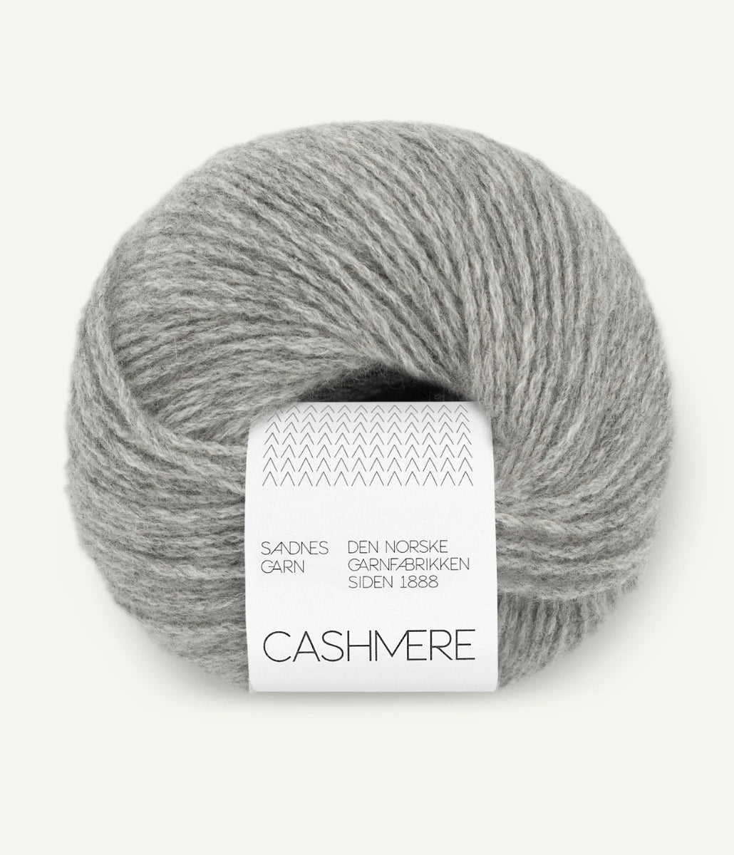 Kuvassa on Sandnes Garn Cashmere -lanka värissä Grey Melange. 