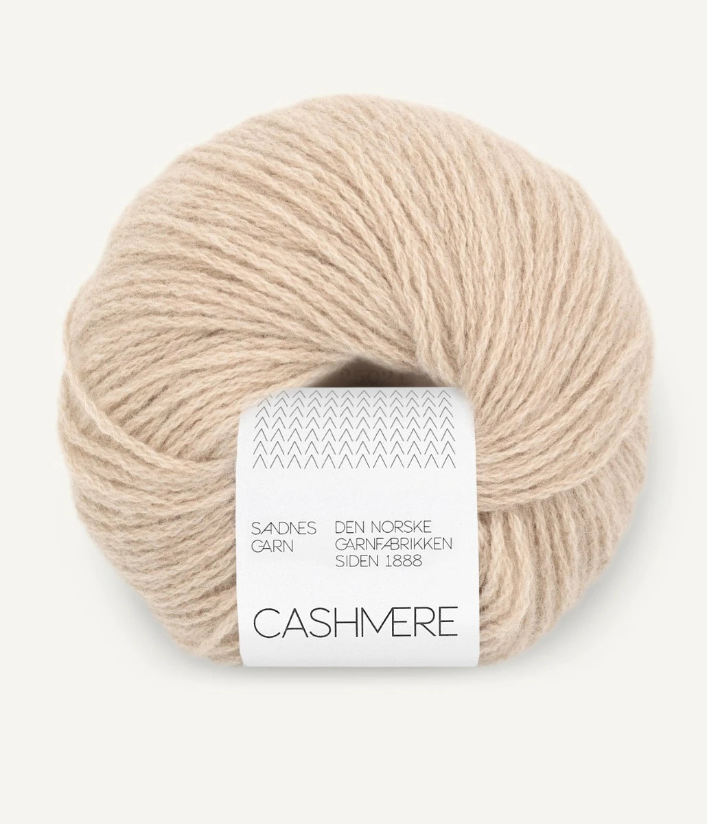 Kuvassa on Sandnes Garn Cashmere -lanka värissä Beige melange. 