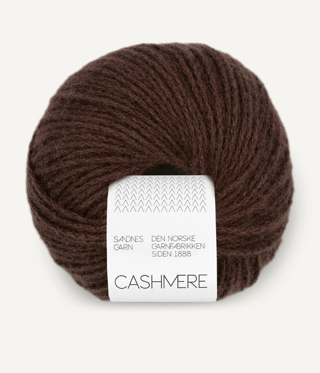 Kuvassa on Sandnes Garn Cashmere -lanka värissä Dark Brown. 