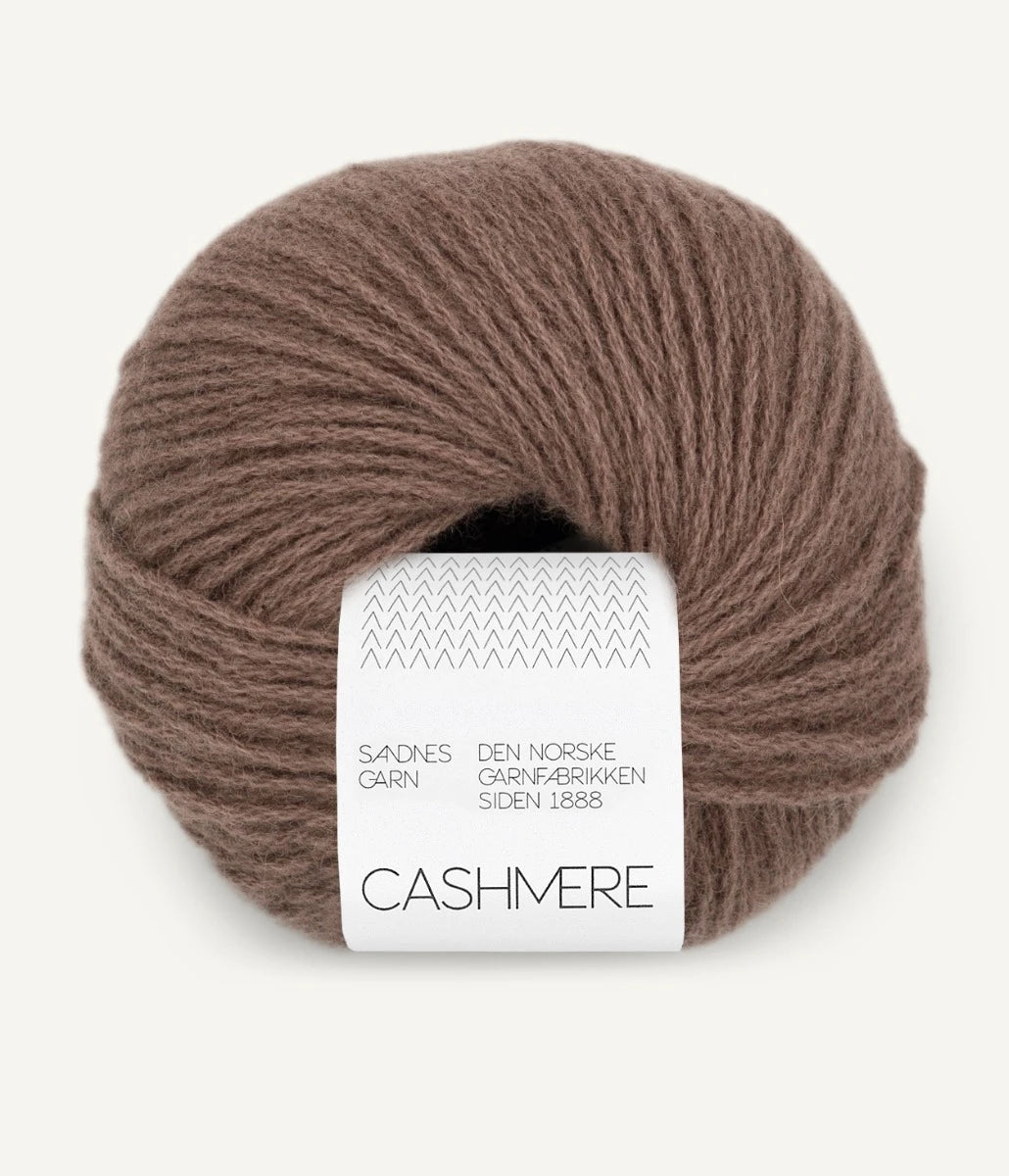 Kuvassa on Sandnes Garn Cashmere -lanka värissä Acorn. 