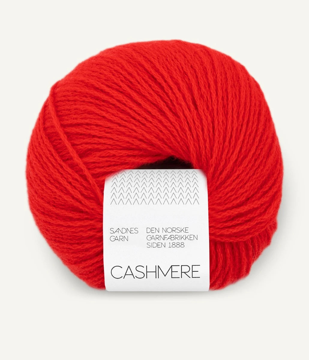 Kuvassa on Sandnes Garn Cashmere -lanka värissä Scarlet Red. 