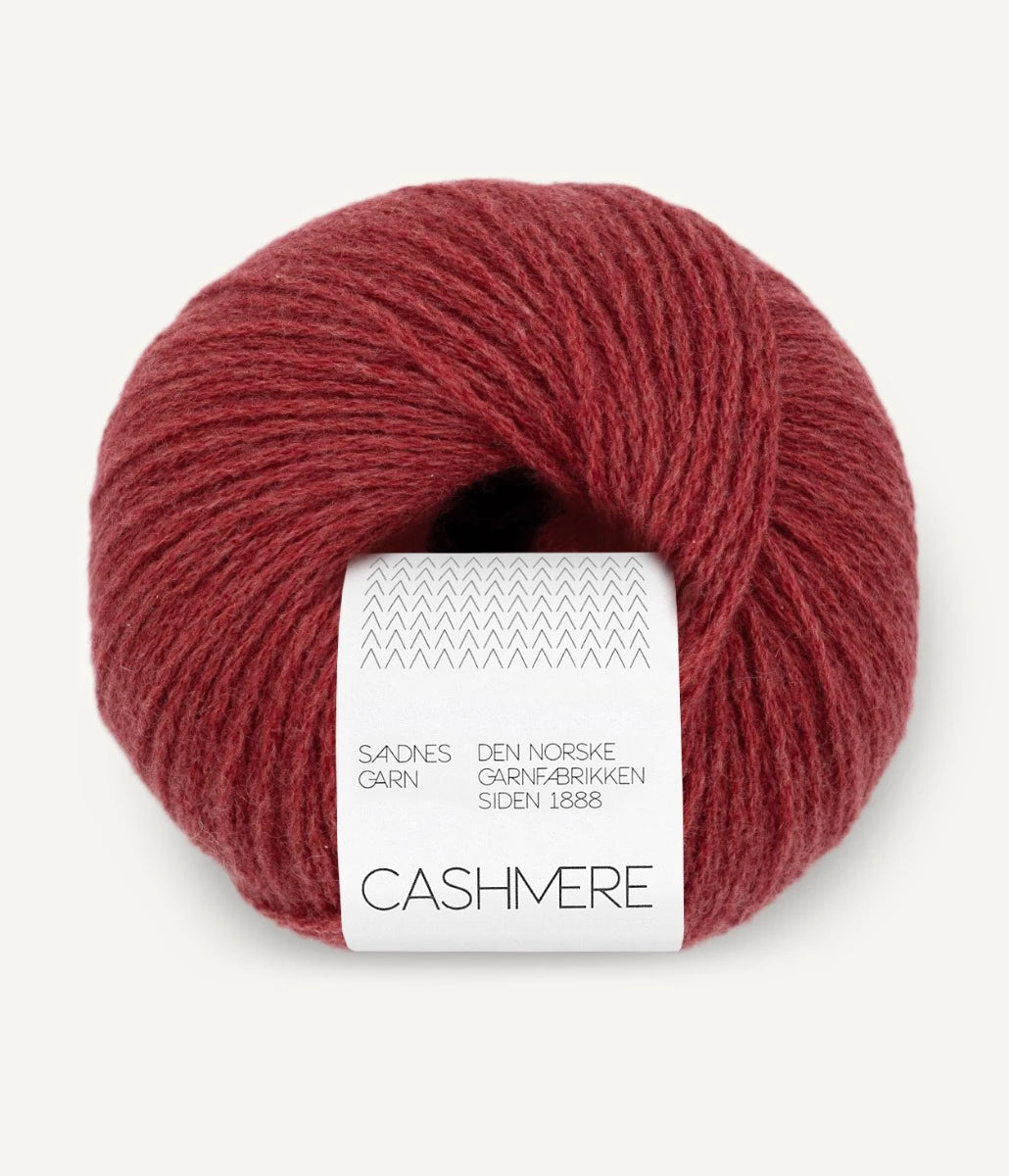 Kuvassa on Sandnes Garn Cashmere -lanka värissä 4048 Henna.