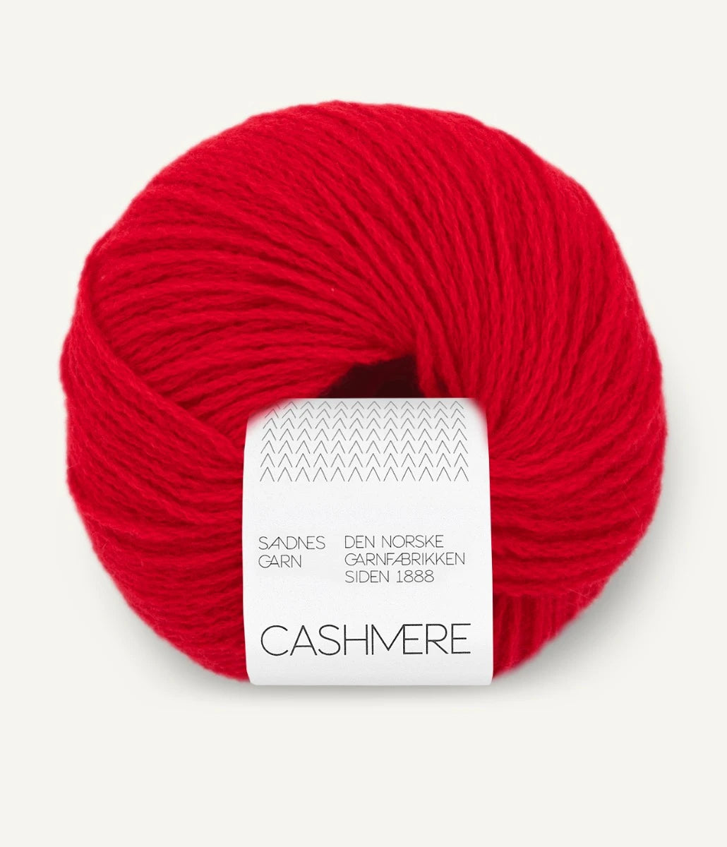 Kuvassa on Sandnes Garn Cashmere -lanka värissä True Red. 