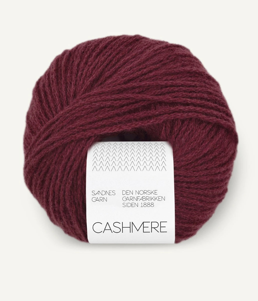 Kuvassa on Sandnes Garn Cashmere -lanka värissä Burgundy. 