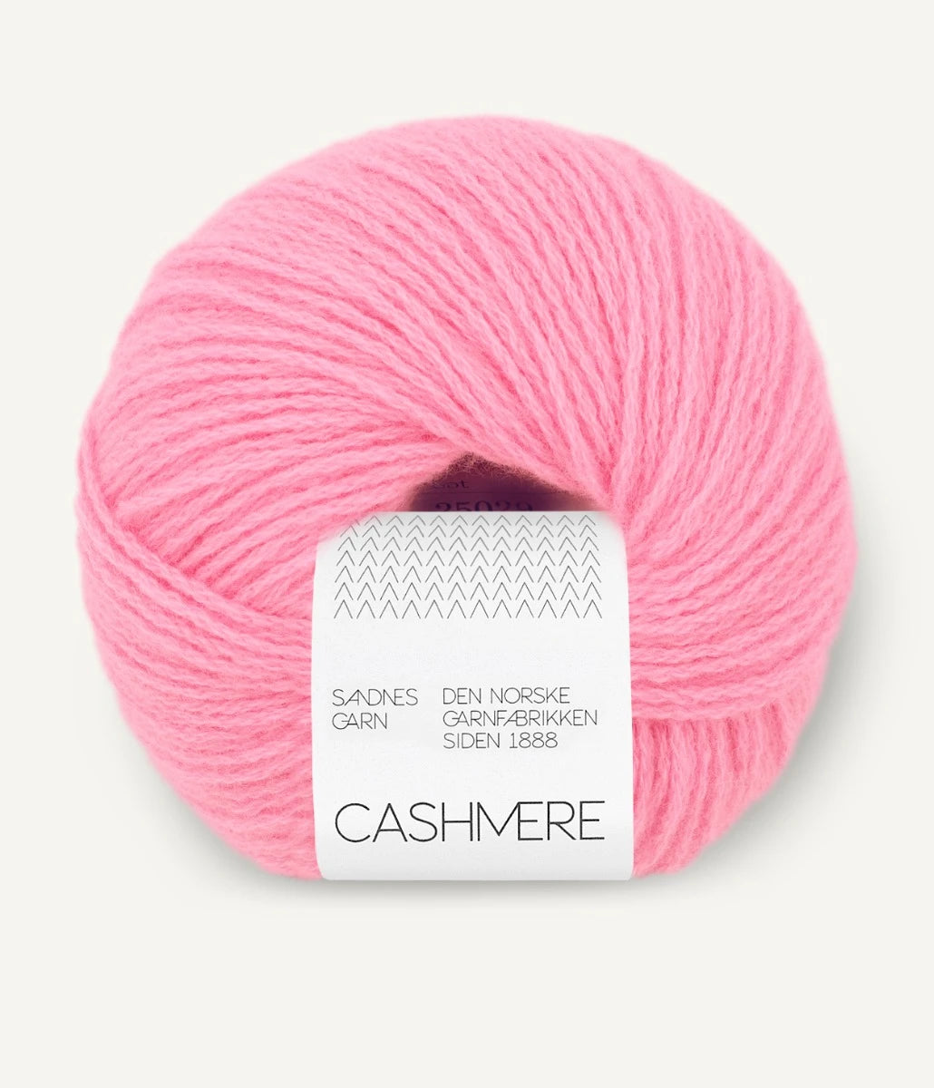 Kuvassa on Sandnes Garn Cashmere -lanka värissä Candy Pink.