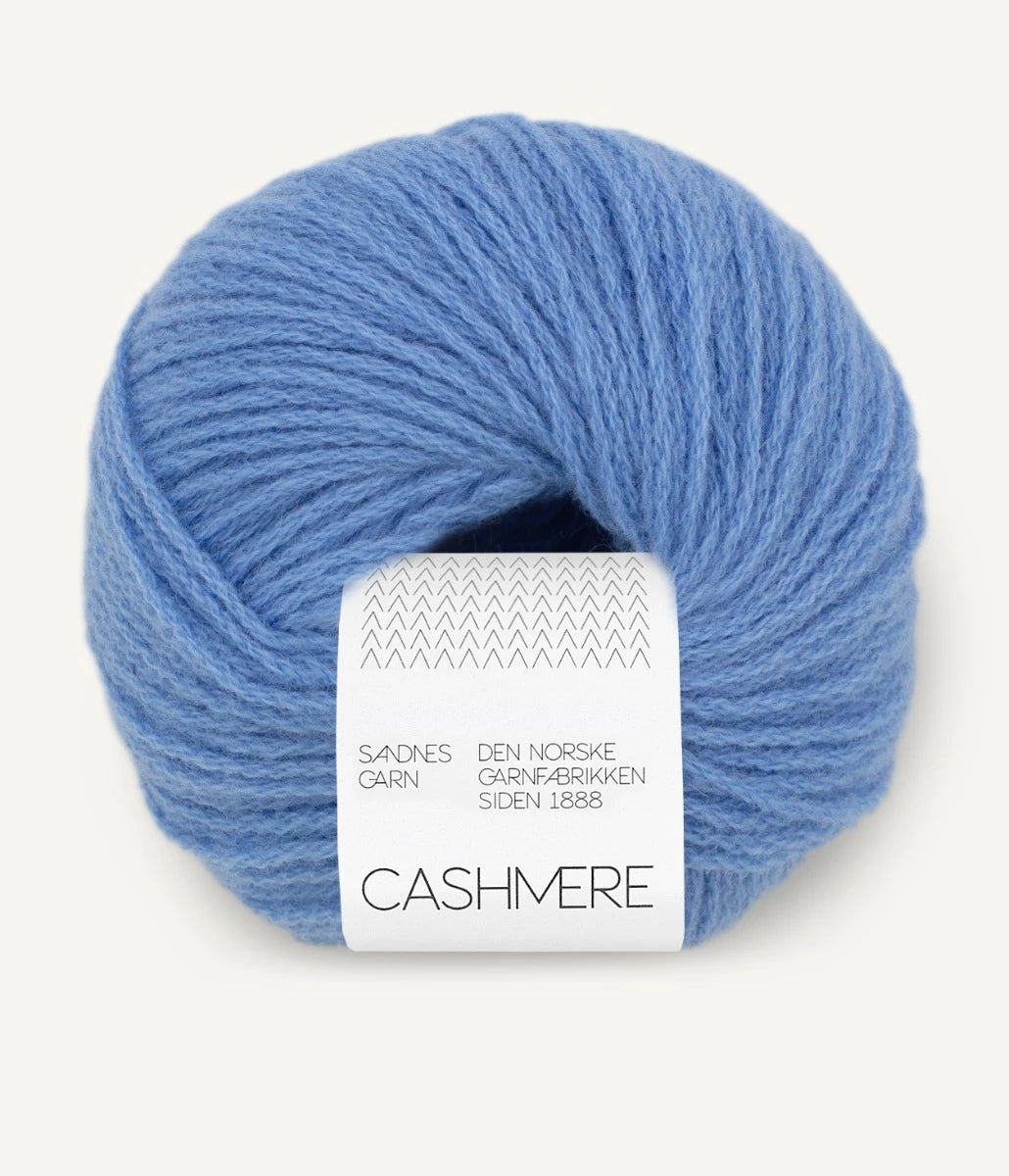 Kuvassa on Sandnes Garn Cashmere -lanka värissä Provence blue.
