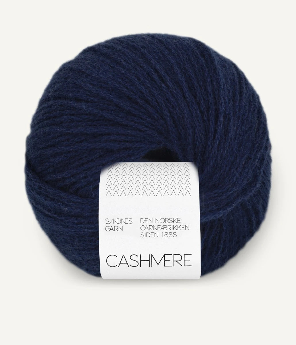 Kuvassa on Sandnes Garn Cashmere -lanka värissä Dark Navy. 