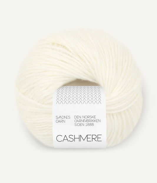 Kuvassa on Sandnes Garn Cashmere -lanka värissä White.