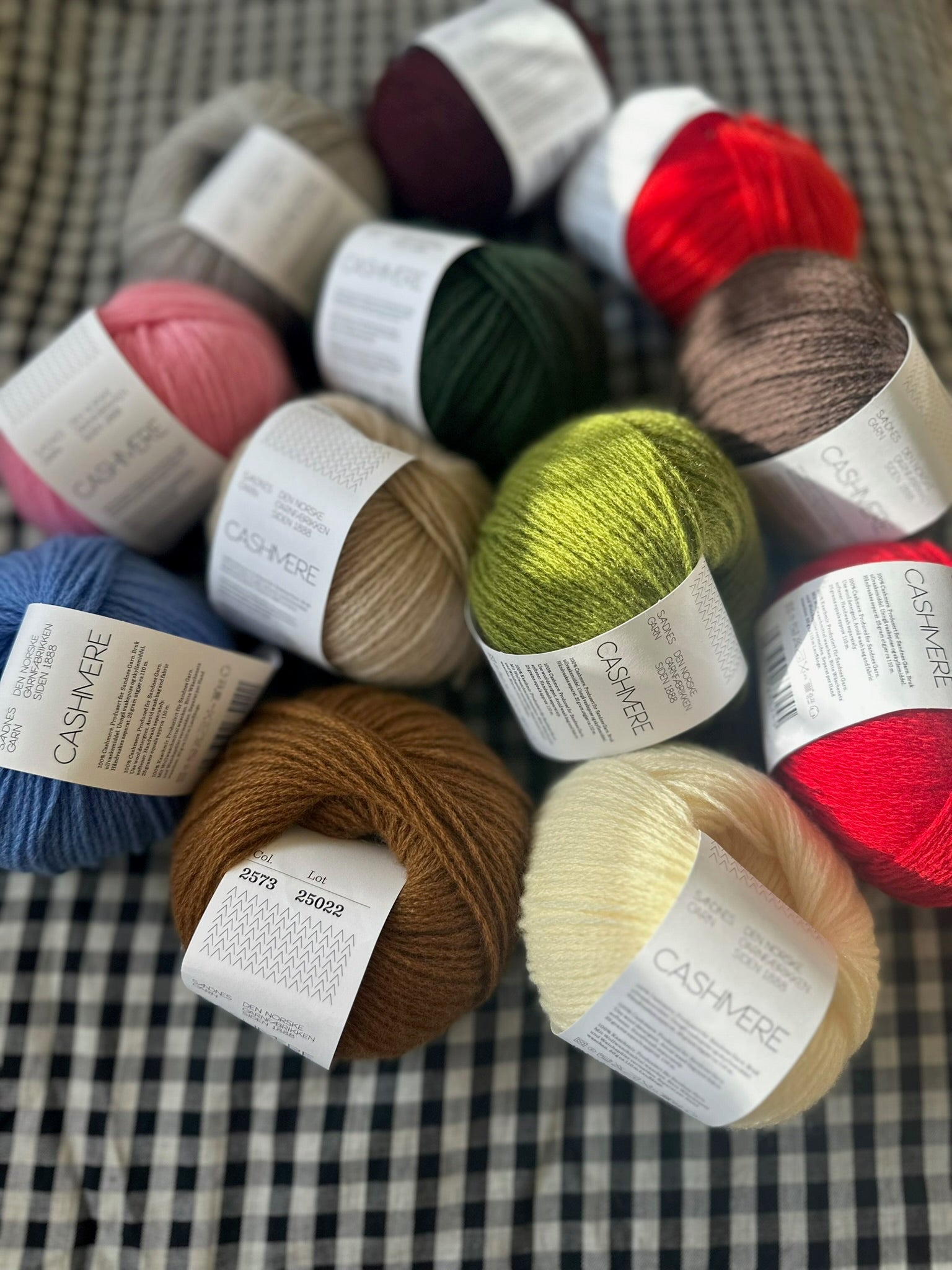 Kuvassa on Sandnes Garn Cashmere -lankoja.