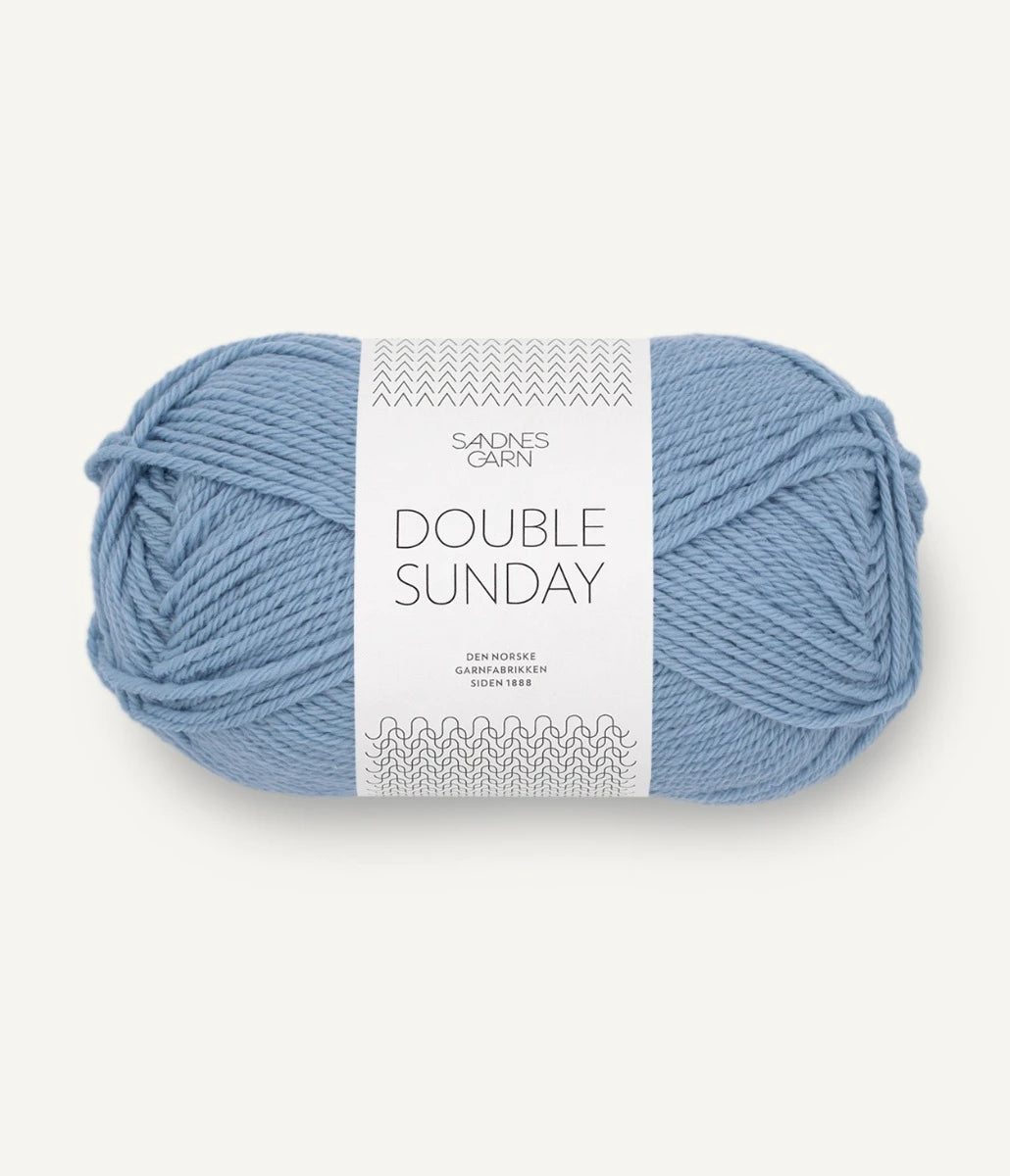 Kuvassa on Sandnes Garn Double Sunday -lanka (yarn) värissä Blå Hortensia.