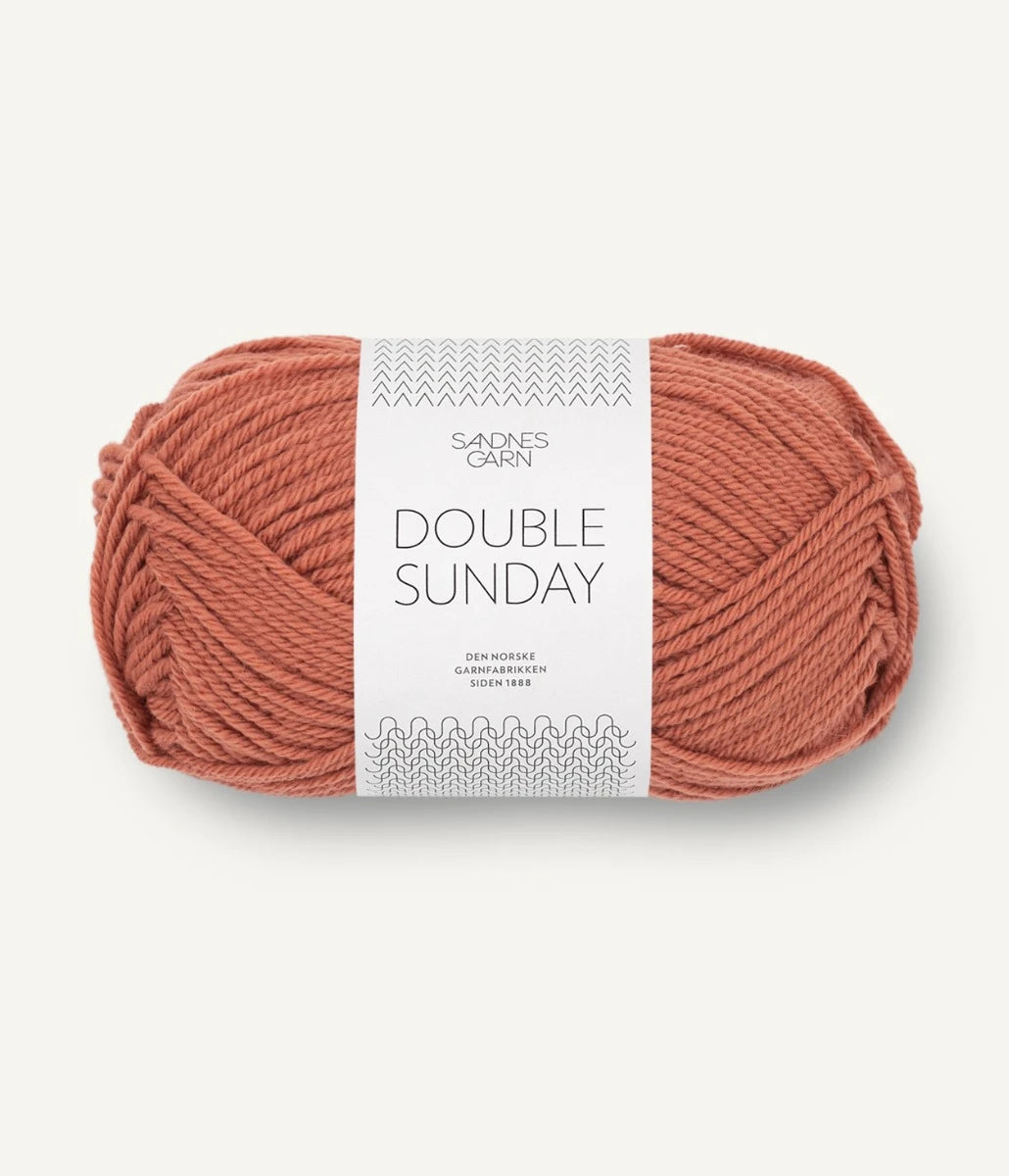 Kuvassa on Sandnes Garn Double Sunday -lanka (yarn) värissä Lys Kobberbrun.