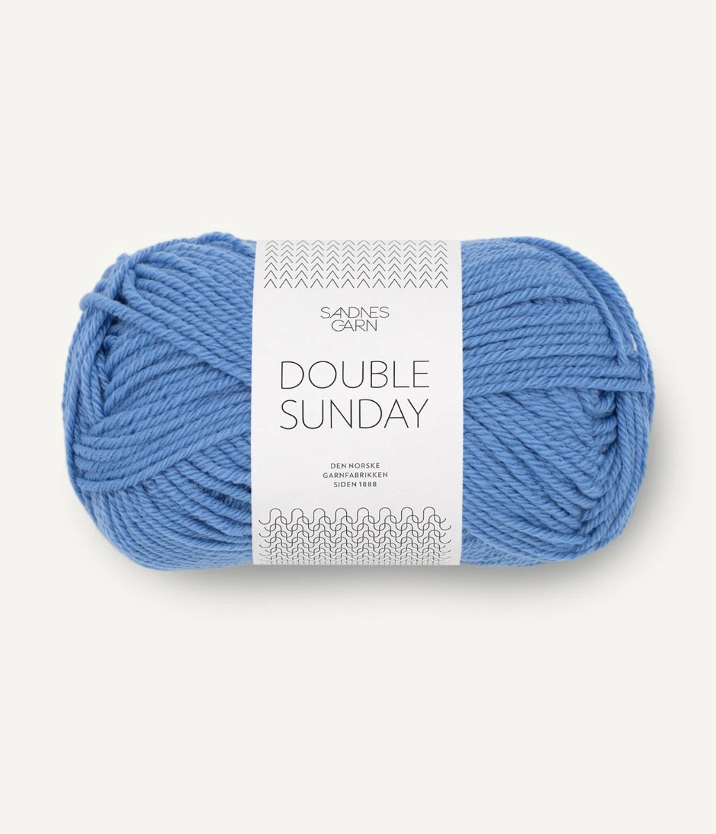 Kuvassa on Sandnes Garn Double Sunday -lanka (yarn) värissä Regatta Blå.