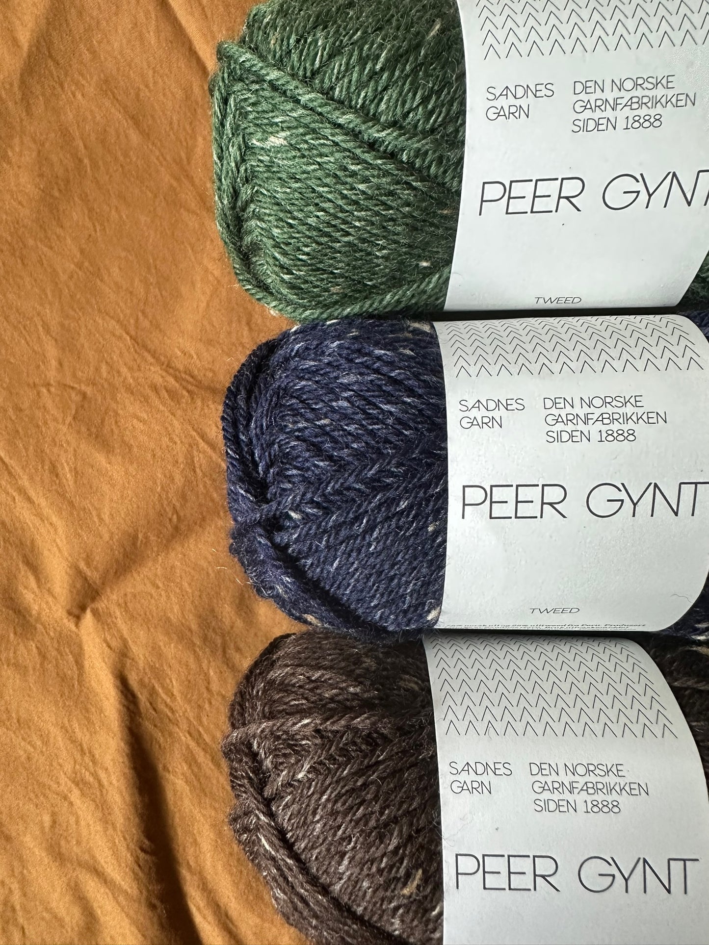 Kuvassa on Sandnes Garn Peer Gynt -lankakeriä.