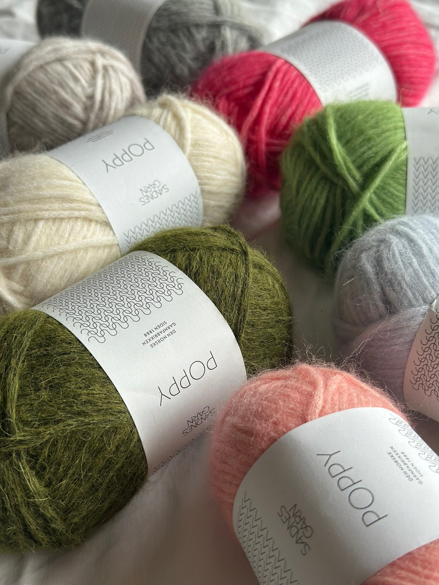 Kuvassa on Sandnes Garn Poppy -langat (yarn).