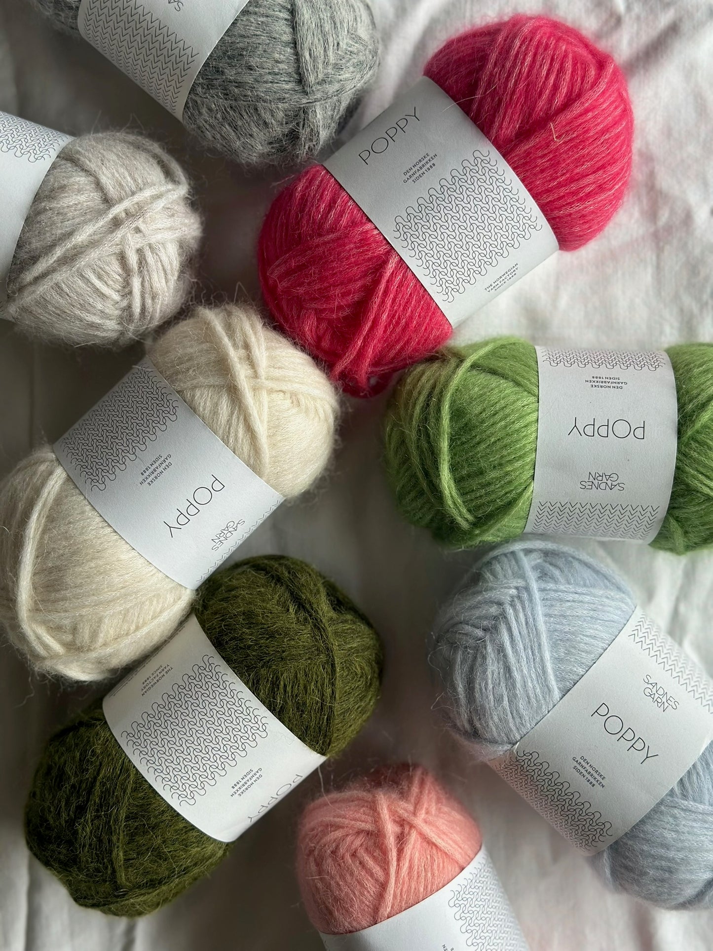 Kuvassa on Sandnes Garn Poppy -lankoja (yarn).