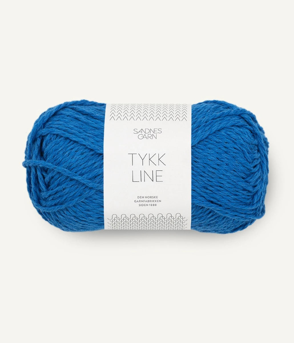 Kuvassa on Sandnes Garn Tykk Line -lanka (yarn) värissä Jolly Blue.