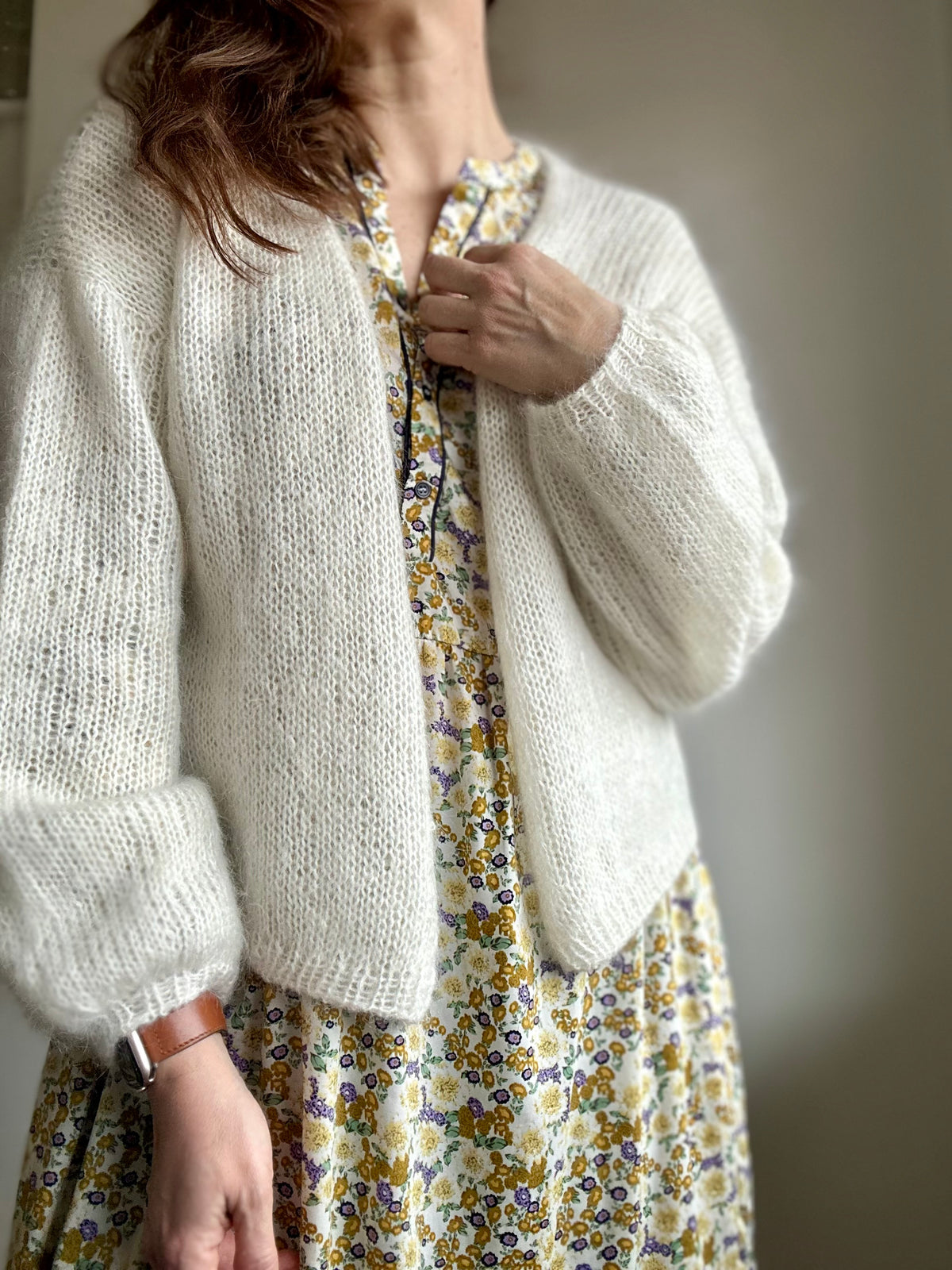 Kuvassa on valkoinen Sandnes Garn Facile Cardigan neuletakki neulottuna Sandnes Garn Tynn Silk Mohair -langalla. 