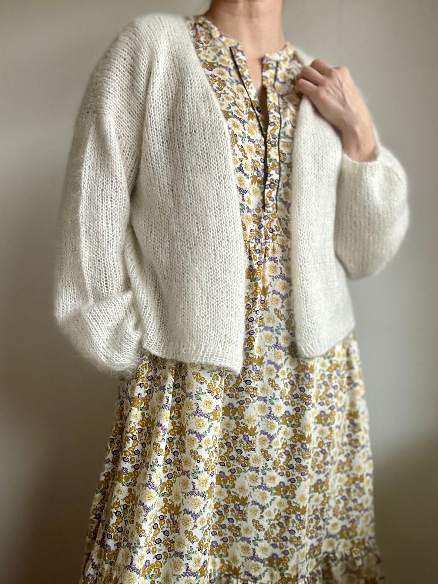 Kuvassa on valkoinen Sandnes Garn Facile Cardigan neuletakki neulottuna Sandnes Garn Tynn Silk Mohair -langalla. 
