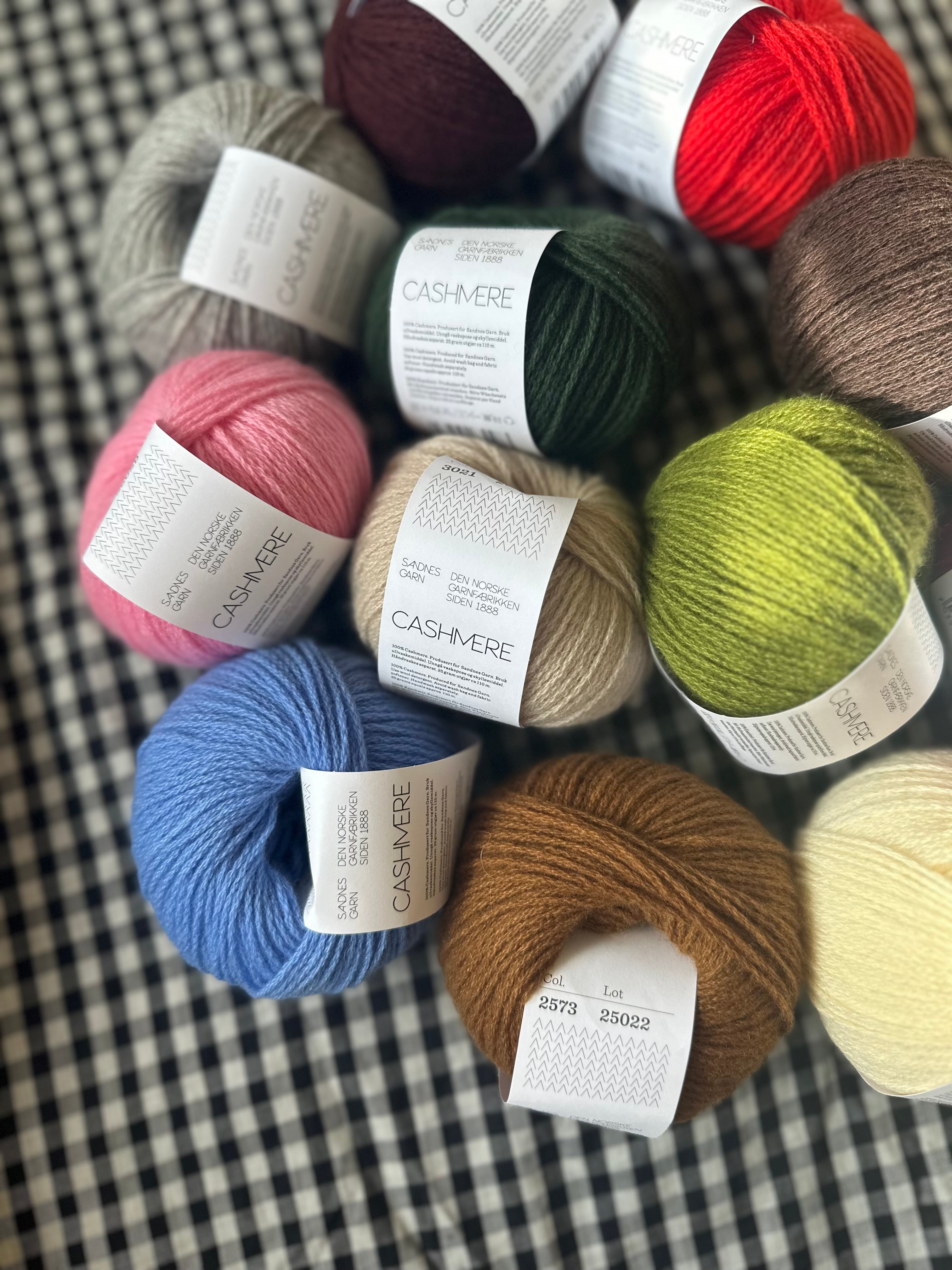 Kuvassa on eri värisiä Sandnes Garn Cashmere -lankoja. 