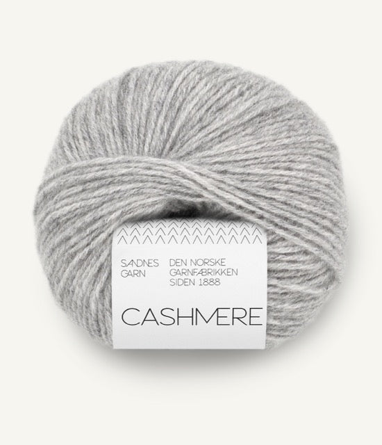 Kuvassa on Sandnes Garn Cashmere -lanka värissä Grey Melange. 