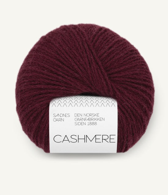 Kuvassa on Sandnes Garn Cashmere -lanka värissä Burgundy. 