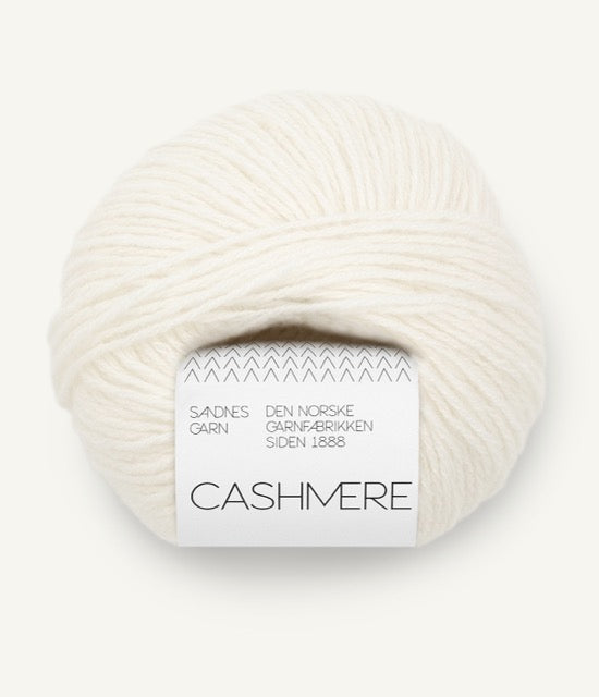Kuvassa on Sandnes Garn Cashmere -lanka värissä White.