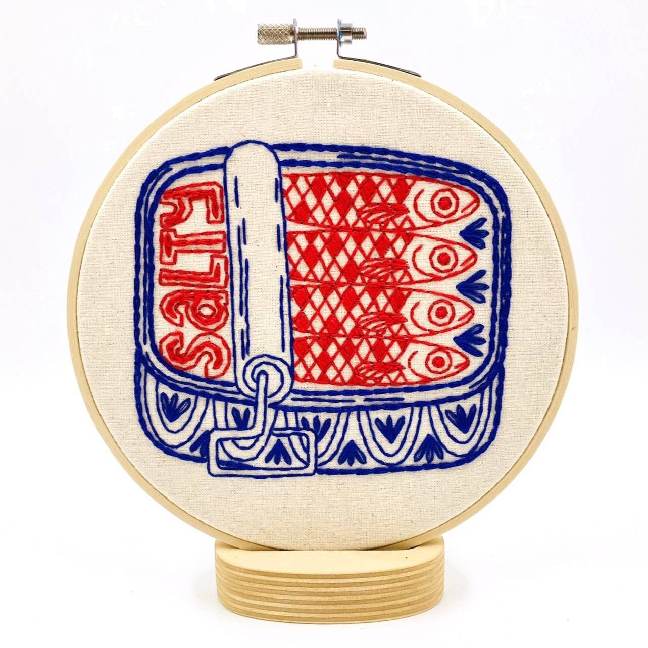 Kuvassa on sardiini-aiheinen kirjontasetti (embroidery kit).