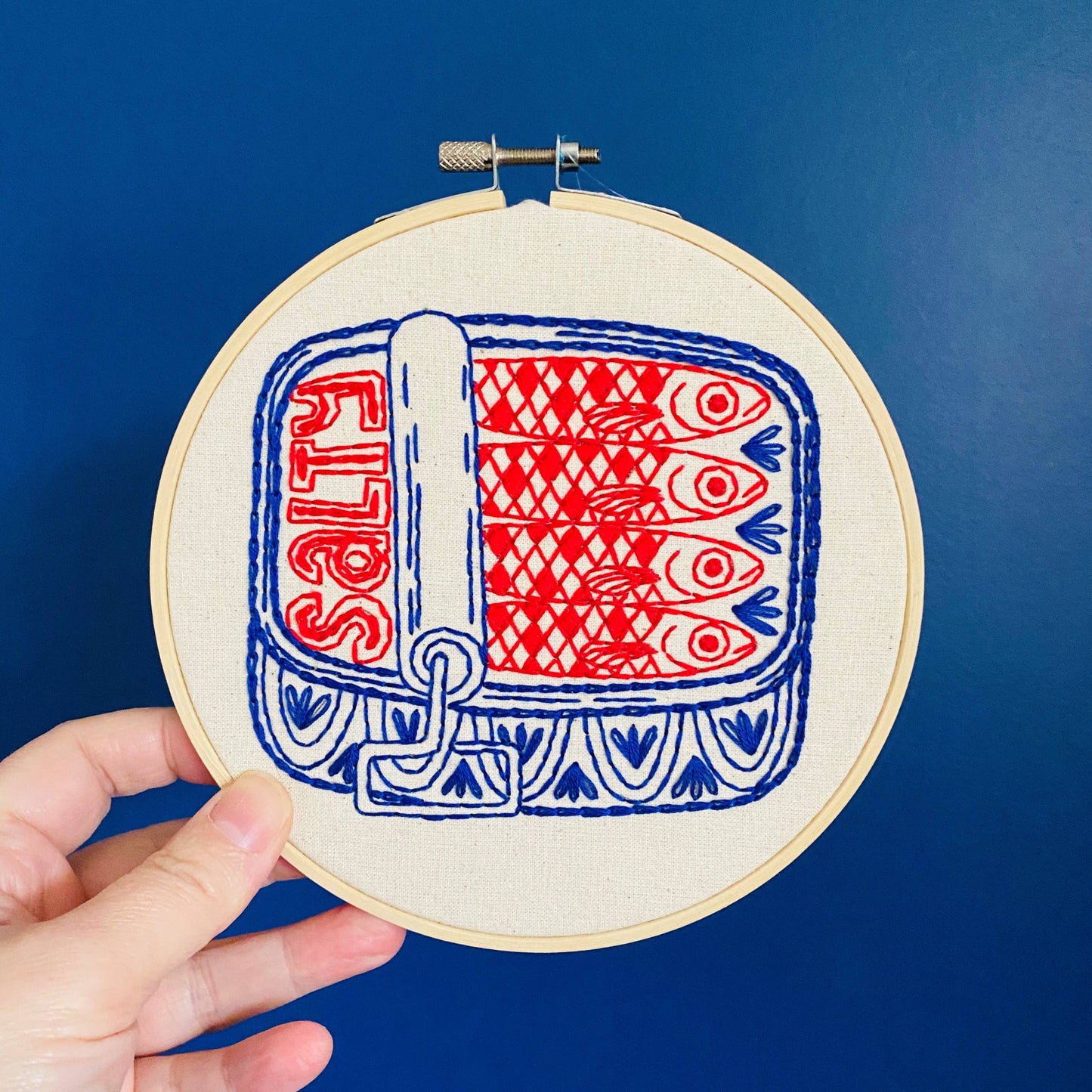 Kuvassa on sardiini-aiheinen kirjontasetti (embroidery kit).