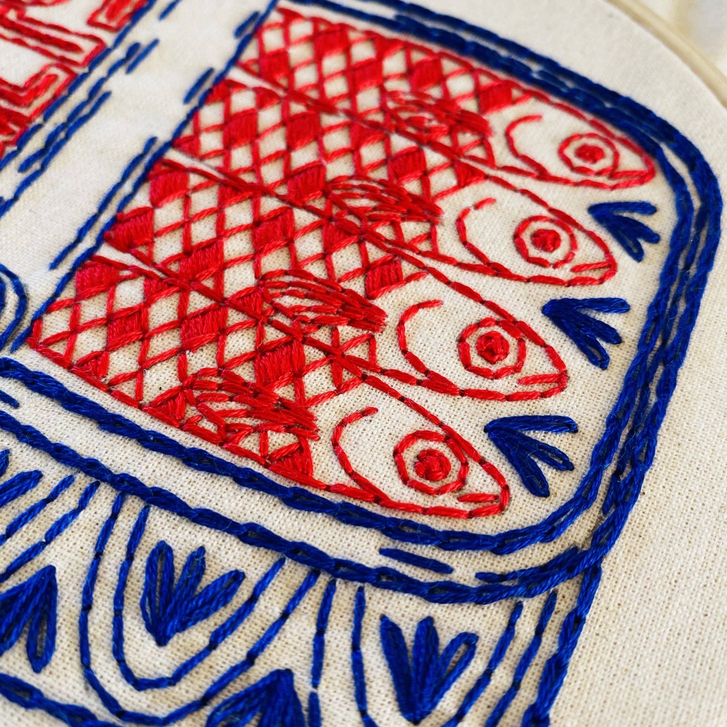 Kuvassa on sardiini-aiheinen kirjontasetti (embroidery kit).