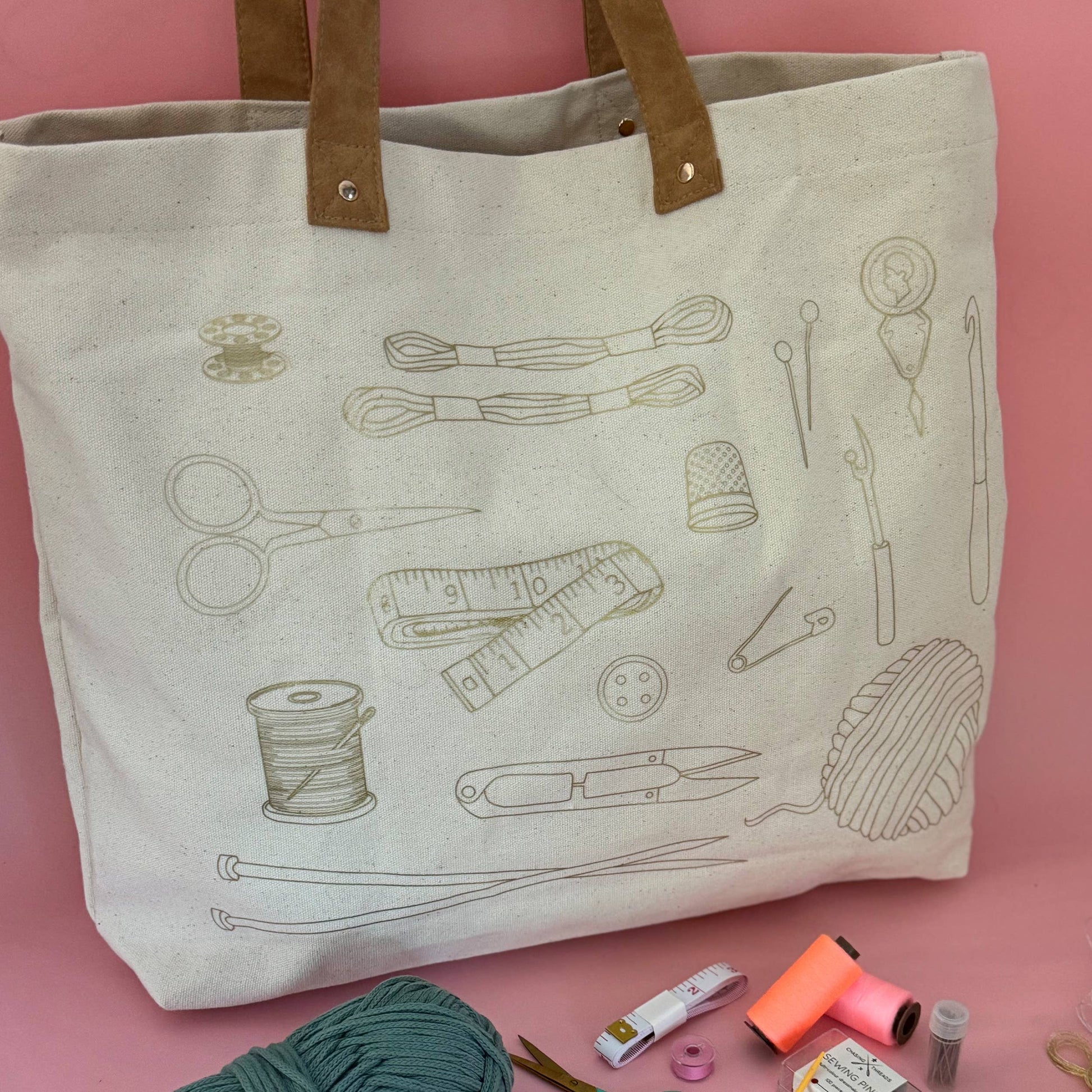 Kuvassa on neulojalle kirjontapakkaus projektipussiin (embroidery kit for project bag).