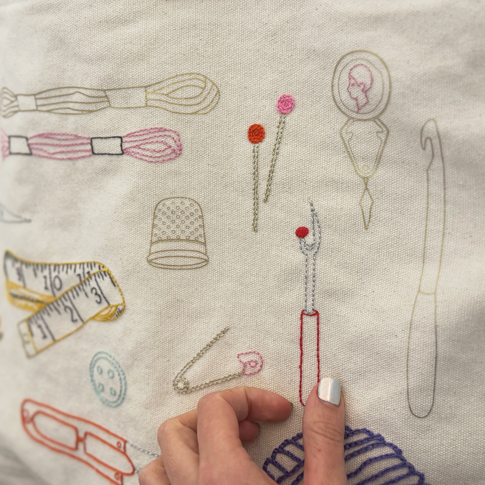 Kuvassa on neulojalle kirjontapakkaus projektipussiin (embroidery kit for project bag).
