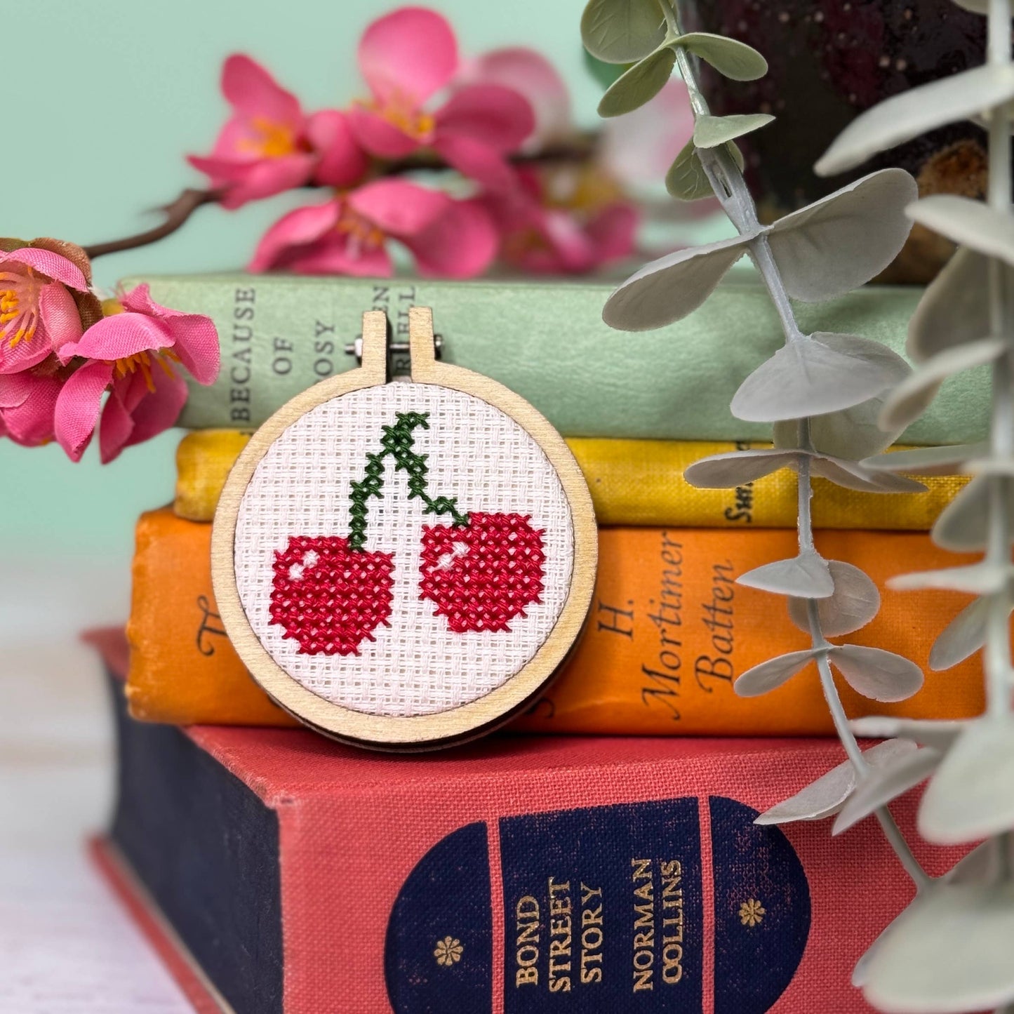 Kuvassa on The Crafty Kit Company -valmistajan I love you cherry much -ristipistopakkaus.