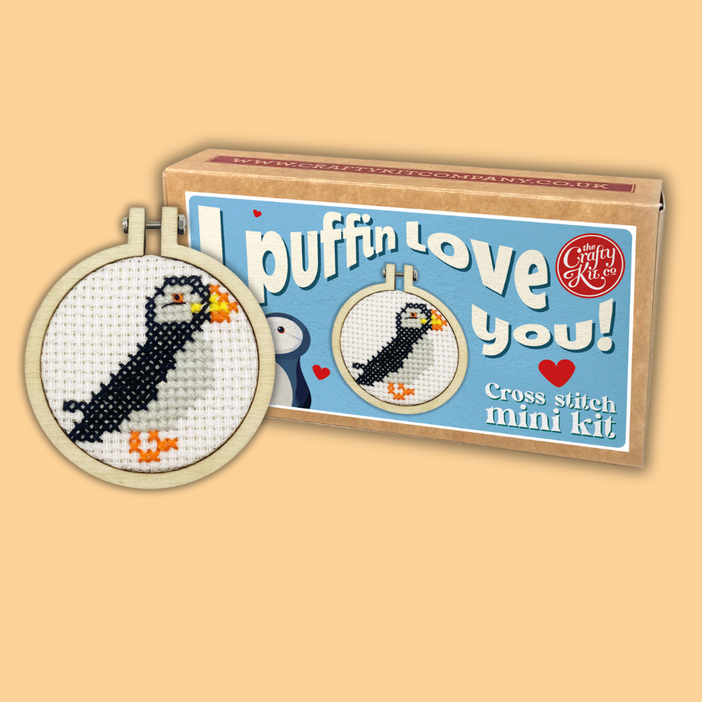 Kuvassa on The Crafty Kit Company -valmistajan I puffin love you -ristipistopakkaus.