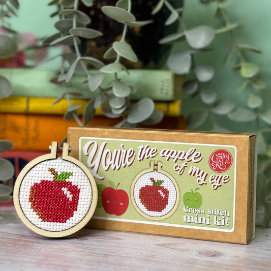 Kuvassa on The Crafty Kit Company -valmistajan You are the apple of my eye -ristipistopakkaus.