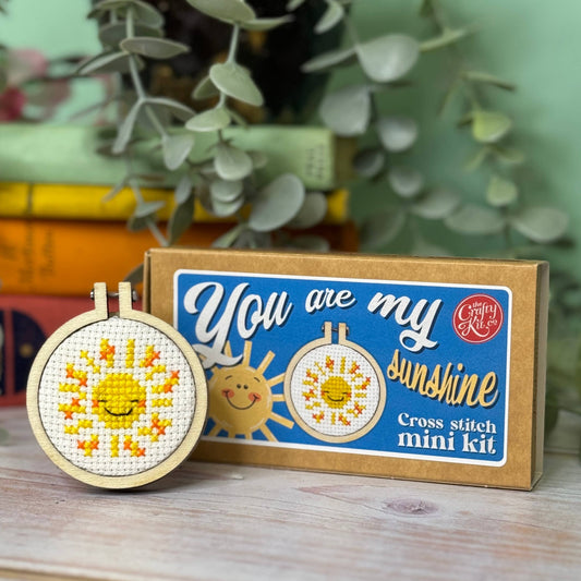 Kuvassa on The Crafty Kit Company -valmistajan You are my sunshine -ristipistopakkaus.