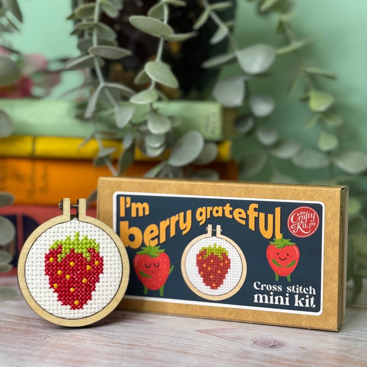 Kuvassa on The Crafty Kit Company -valmistajan I'm berry grateful -ristipistopakkaus.