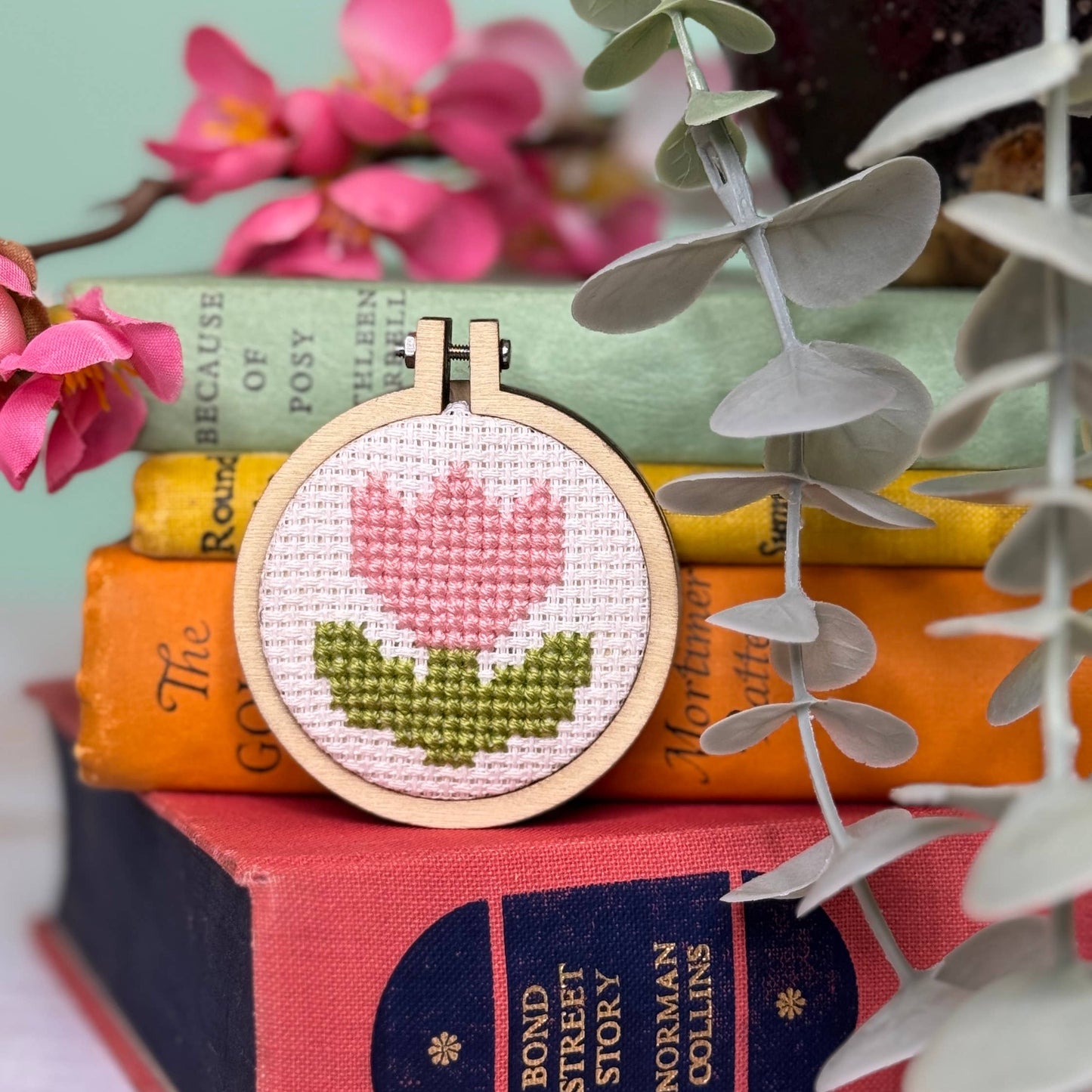 Kuvassa on The Crafty Kit Company -valmistajan You are blooming lovely -ristipistopakkaus.