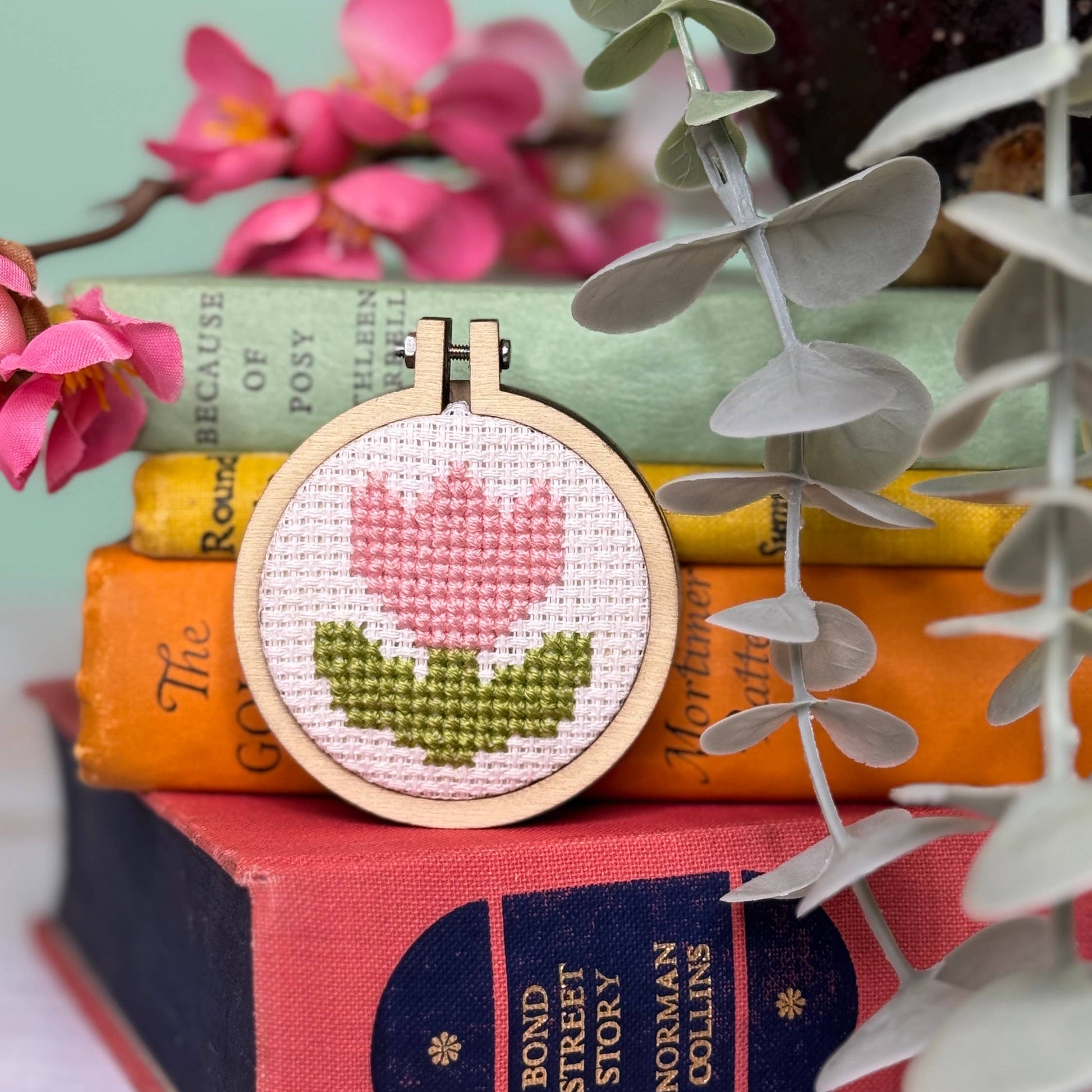Kuvassa on The Crafty Kit Company -valmistajan You are blooming lovely -ristipistopakkaus.