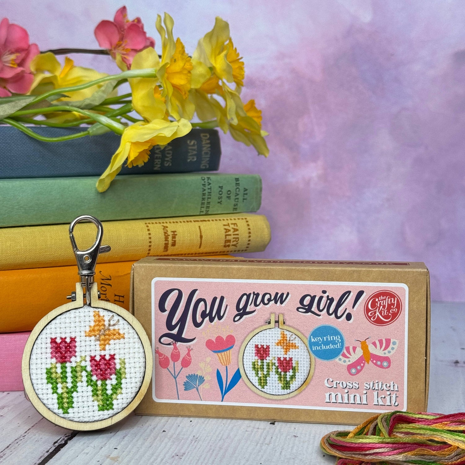 Kuvassa on The Crafty Kit Company -valmistajan You grow girl! -ristipistopakkaus.