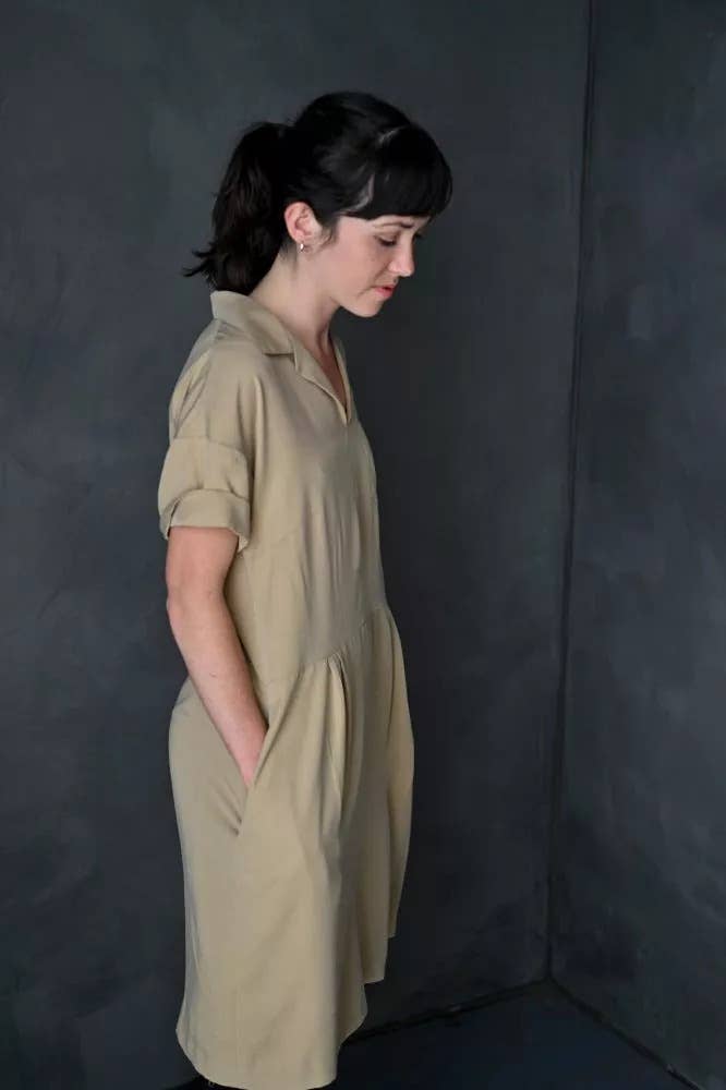 The Factory Dress -ompelukaava väljälinjaiseen mekkoon taskuilla ja käännetyillä hihansuilla