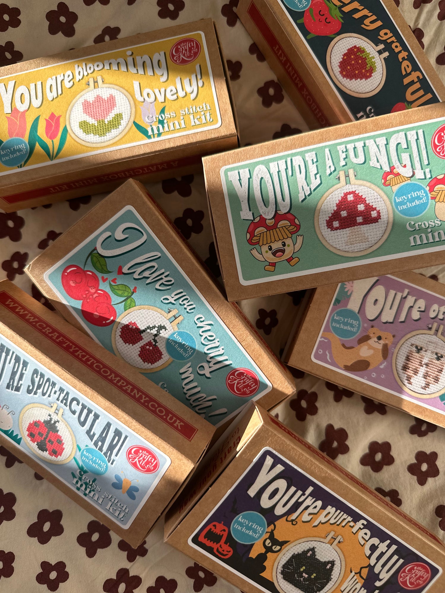 Kuvassa on erilaisia ristipistotyöpakkauksia aloittelijoille.