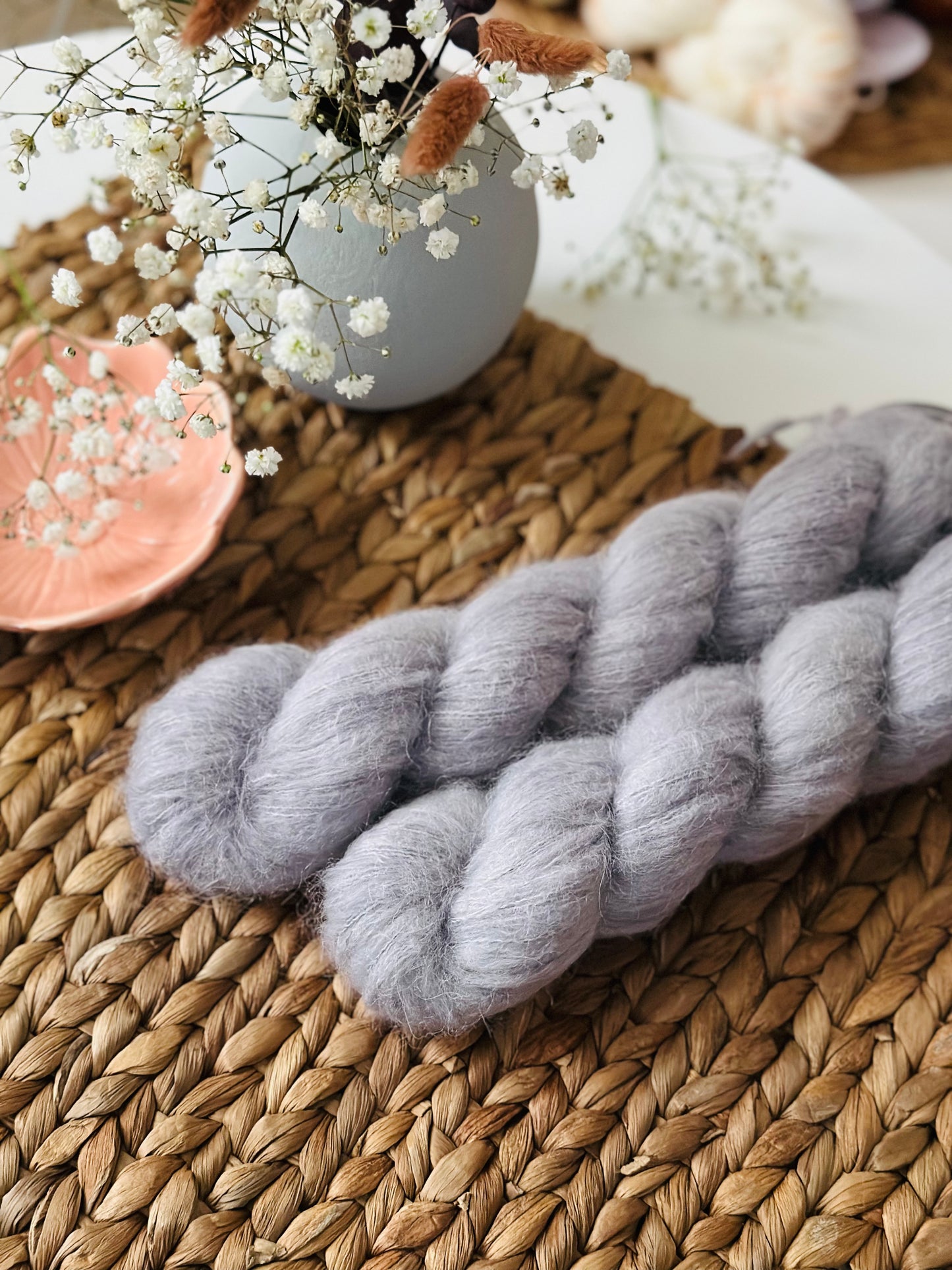 Kuvassa on Laurelknits Udu Lite -lanka (yarn) värissä Norsu.