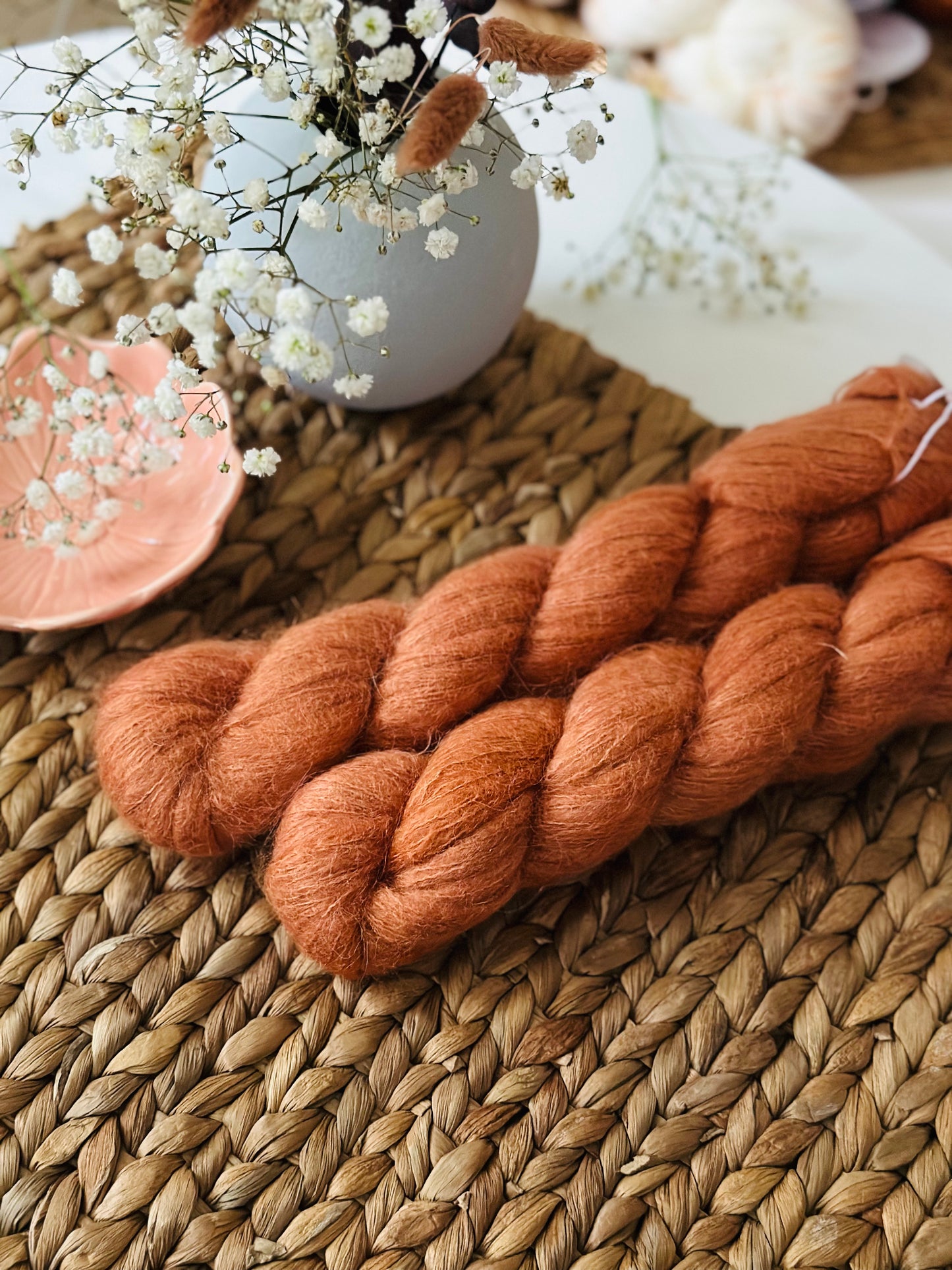 Kuvassa on Laurelknits Udu Lite -lanka (yarn) värissä Terra.