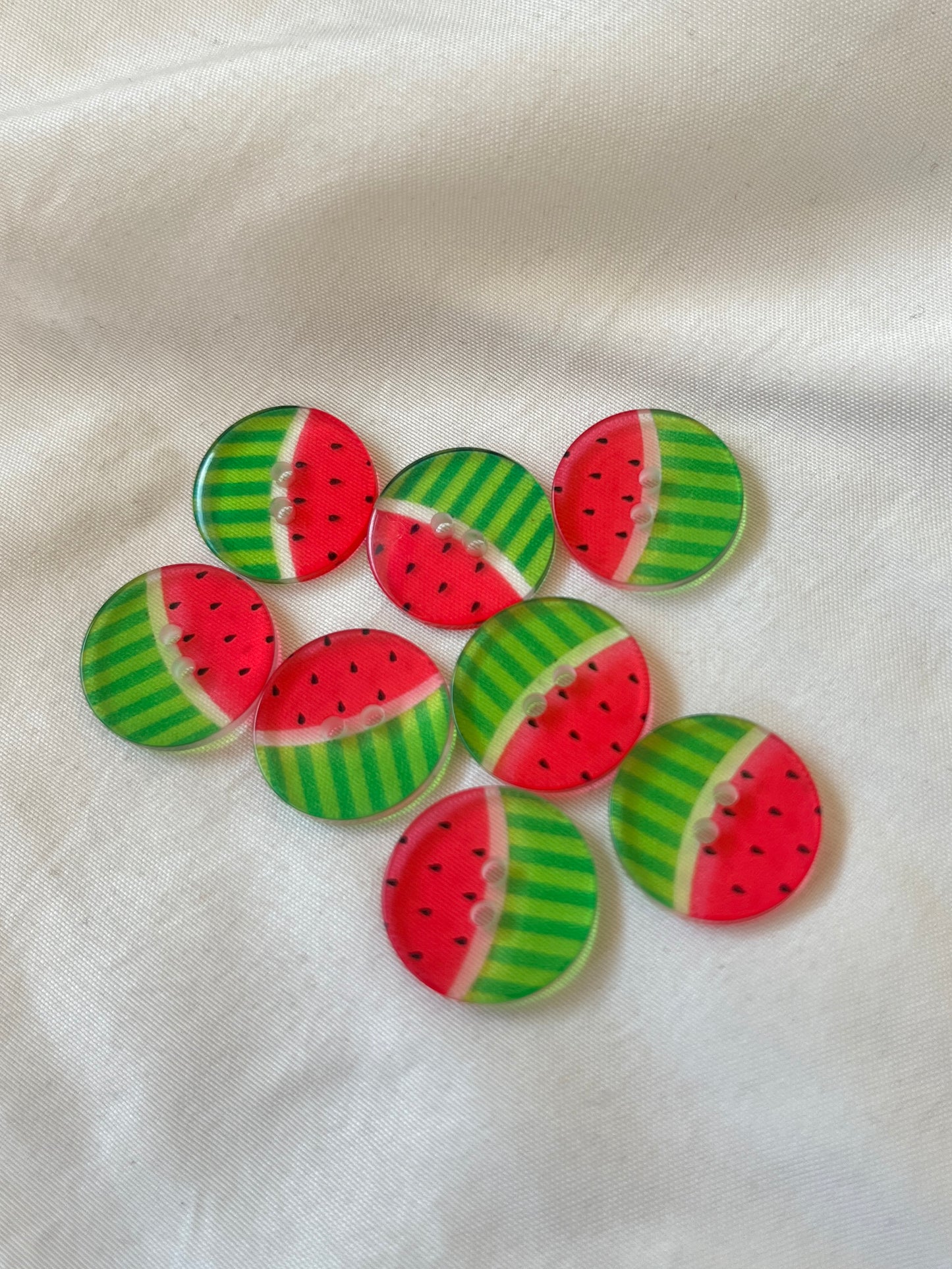 Kuvassa on vesimelonikuvioisia nappeja (buttons) vaatteisiin.