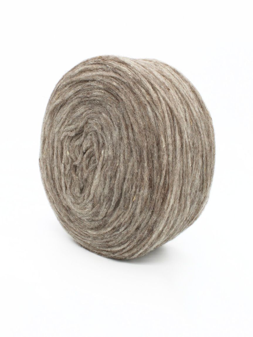 Kuvassa on Wool Dreamers Manchelopis -lanka (yarn) värissä Gris Medio.